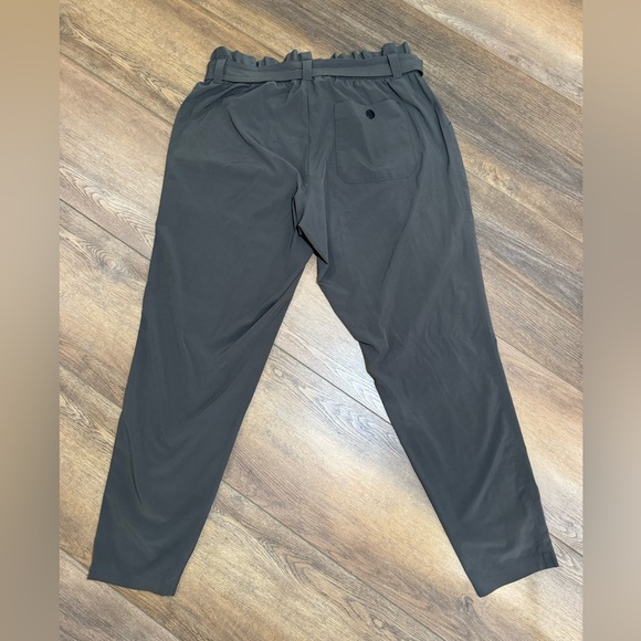 Athleta Belted High Waist Tapered Pants - size 8 - Picture 3 of 3
